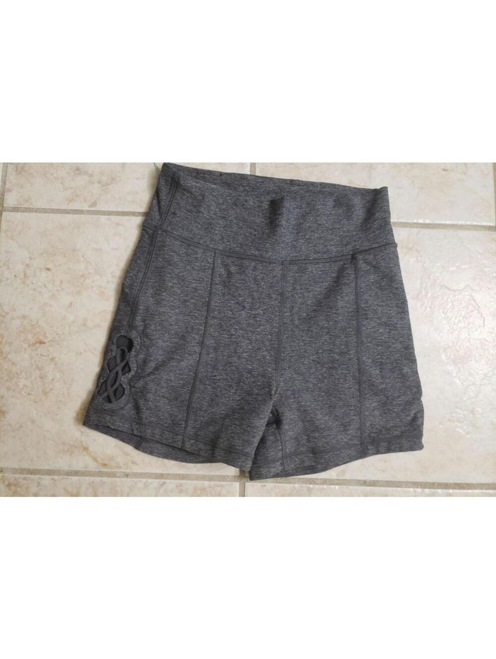 lululemon 8 Shorts women workout yoga
